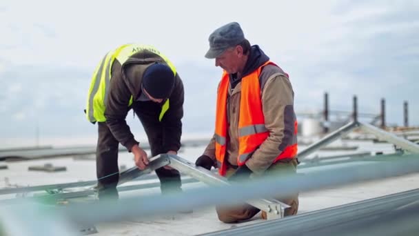 Construcción Una Nueva Granja Solar Tejado Dos Ingenieros Instalan Bases — Vídeos de Stock