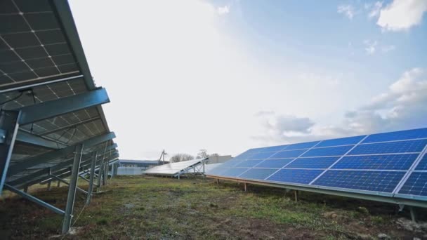 地上の金属に基づいて太陽光発電パネル 日光の下の草の上の晴れた電池 太陽からのクリーンな環境エネルギー — ストック動画