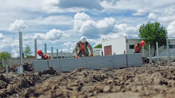 Konstruksi Pertanian Matahari Pekerja Berseragam Pelindung Membangun Dasar Logam Tanah — Stok Video