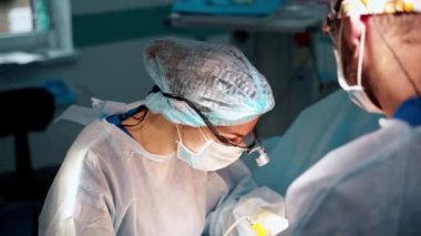 Cerrah ve asistanı estetik ameliyat yapıyor. Abdominoplasti plastik cerrahi. Vücut düzeltmesi