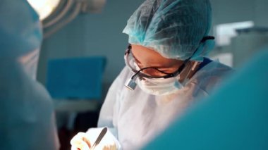 Abdominoplasti plastik cerrahi. Ekip cerrahı ameliyathanede. Ameliyathanede modern ekipman.