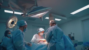 Abdominoplasti karın. Karın yağ aldırma. Karın yağ ve müköz dokuların kısmi kaldırma. Doktor bir lazer cerrahi neşter keser.