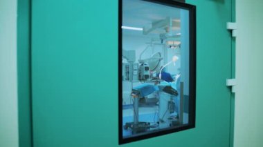 Ameliyatta. Hastane ameliyathanesinde tıbbi ekip operasyon yapıyor. Cerrahi aletlerle çalışmak.