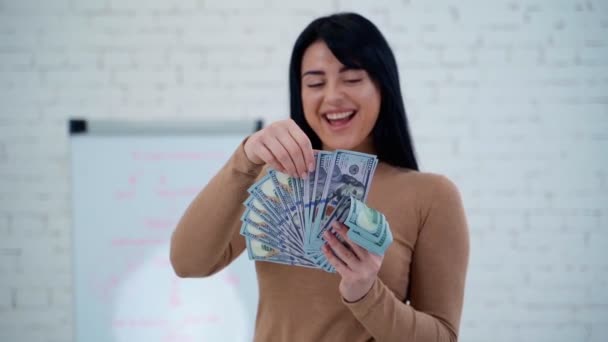 Gelukkige Vrouw Die Bankbiljetten Telt Aantrekkelijke Brunette Heeft Veel Dollarbiljetten — Stockvideo