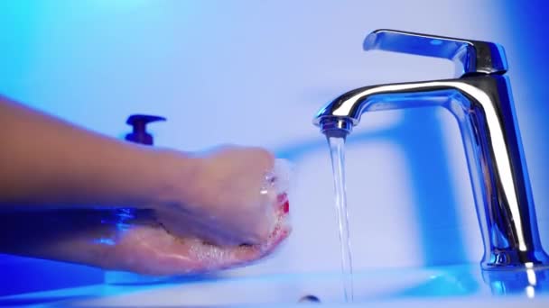 Frau Wäscht Hände Mit Seife Über Waschbecken Badezimmer Nahaufnahme — Stockvideo
