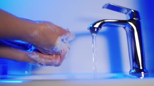 Frau Beim Händewaschen Waschraum Hygiene Hände Reinigen — Stockvideo