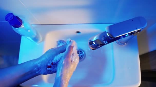 Donne Usano Sapone Lavarsi Mani Sotto Rubinetto Dell Acqua Igiene — Video Stock
