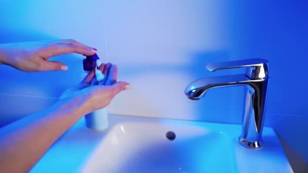 Jovem Lavando Mãos Casa Banho Parem Coronavírus Covid Prevenção — Vídeo de Stock