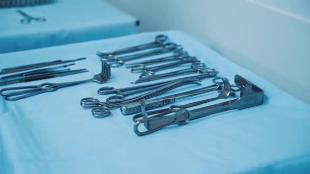 Scrub Verpleegkundige Voorbereiding Van Chirurgische Instrumenten Voor Bewerking — Stockvideo