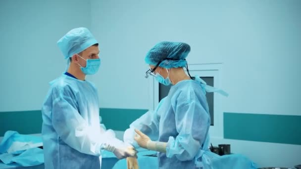 Cerrahlar Ameliyattan Önce Steril Kıyafet Giyerler Bir Cerrah Ekibi Ameliyata — Stok video