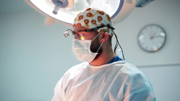 Chirurg Pracujący Sali Operacyjnej Nowoczesna Medycyna — Wideo stockowe