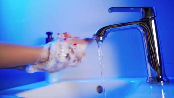 Mujer Lavándose Las Manos Frotándose Con Jabón Para Prevenir Coronavirus — Vídeo de stock