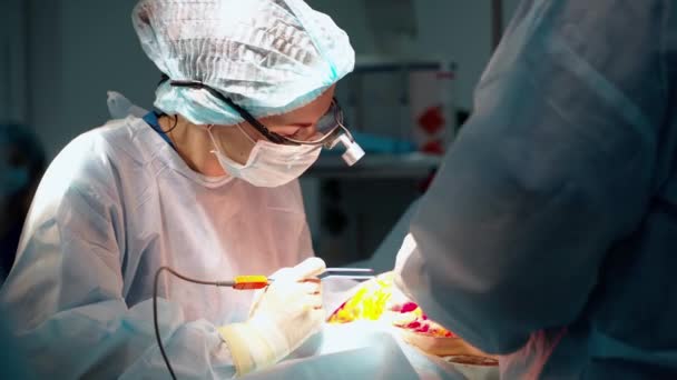 外科手术腹部 病人在手术台上的特写 腹部脂肪组织的外科切除 — 图库视频影像