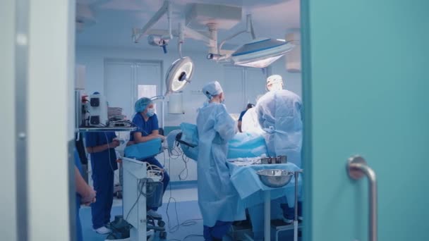 Командный Хирург Работе Операционной Современное Оборудование Операционной Медицинские Приборы Нейрохирургии — стоковое видео