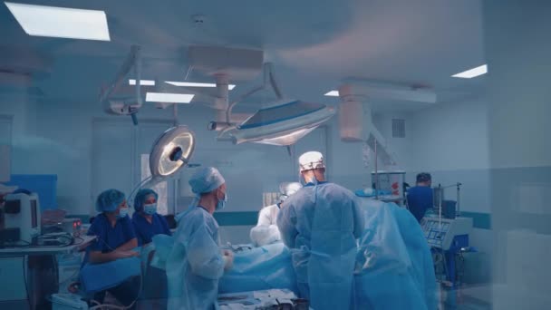 Группа Врачей Проводит Операцию Пациенту Хирурги Медицинской Форме Масках Работают — стоковое видео