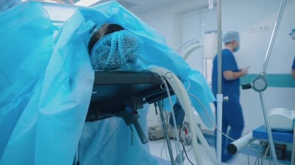 Cirugía Equipo Médico Operando Quirófano Del Hospital Trabajar Con Instrumentos — Vídeos de Stock