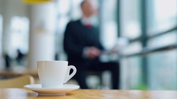 Kávé Csésze Áll Irodai Pultnál Kilátással Egy Elmosódott Kép Üzletember — Stock videók