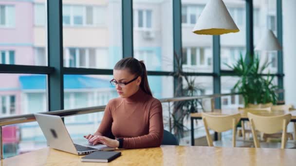 Piękna Asystentka Kobiety Jasnobrązowej Bluzce Pracująca Laptopie Siedząca Pobliżu Dużych — Wideo stockowe