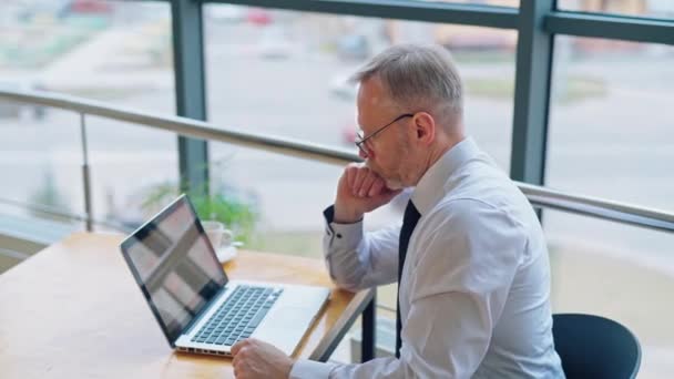 Senior Geschäftsmann Arbeitet Computer Vor Dem Fenster Mit Blick Auf — Stockvideo