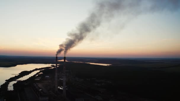 落日背景上的工厂管 从管子里冒出来的烟污染概念 播放的录像 — 图库视频影像