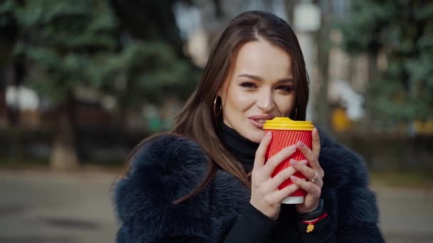 Koyu Saçlı Lüks Kürk Giyen Elinde Kahve Bardağıyla Kağıt Bardak — Stok video