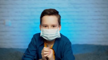 Tıbbi maske takan çocuk Coronavirus COVID-19 ya da toz pm2.5 güvenli öz hava kirliliği kavramını destekliyor