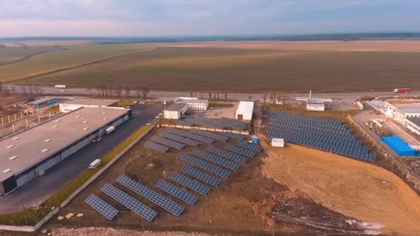 Zonneboerderij Het Veld Industrie Van Schone Energieproductie Zonnige Batterijen Achtergrond — Stockvideo
