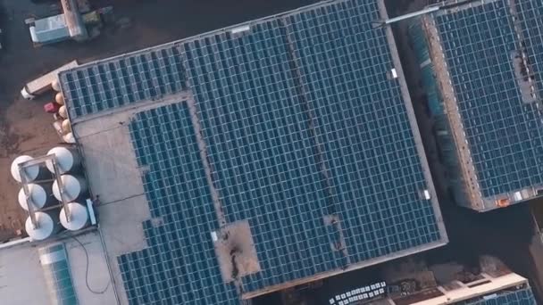 Endüstriyel Binanın Çatısında Güneş Pilleri Var Çatıdaki Fotovoltaik Güneş Panelleri — Stok video