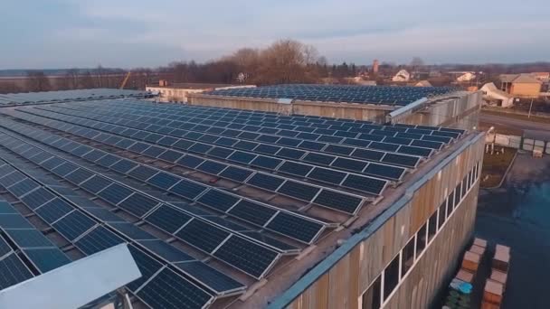 Nowa Stacja Słoneczna Dachu Zachodzie Słońca Rzędy Paneli Słonecznych Dachu — Wideo stockowe