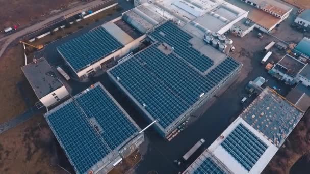 Enorme Zonneboerderij Het Dak Van Gebouwen Fotovoltaïsche Zonnepanelen Ontvangen Ecologische — Stockvideo