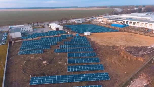 フィールド上の太陽光発電所 自然の中の革新的な太陽電池 クリーンな代替エネルギーの生産 エアリアルビュー — ストック動画