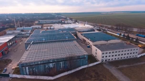 Zonneboerderij Het Dak Van Gebouwen Blauwe Zonnepanelen Voor Duurzame Energiebronnen — Stockvideo