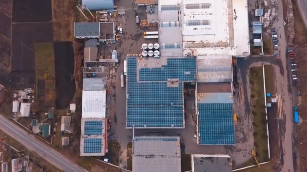 Top Näkymä Aurinkoenergian Maatilalla Katolla Aurinkosähköpaneelit Rakennuksiin Kaupungissa Uusiutuvat Energialähteet — kuvapankkivideo