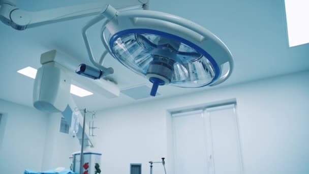オペレーティングルームの高度な機器 ライト操作劇場の手術ベッドの上の現代的なランプ プラスチック手術用の空室 — ストック動画