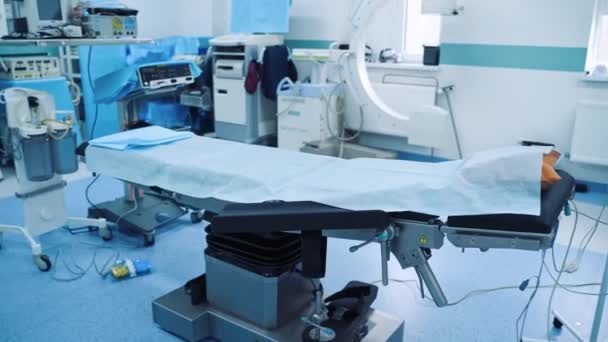 Χειρουργείο Σύγχρονο Εξοπλισμό Χειρουργικό Κρεβάτι Στο Κέντρο Του Χειρουργικού Θεάτρου — Αρχείο Βίντεο