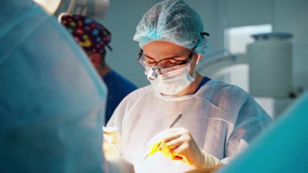 Chirurgia Plastyczna Kobieta Specjalizująca Się Maskach Chirurgicznych Twarzy Wykonuje Operacje — Wideo stockowe