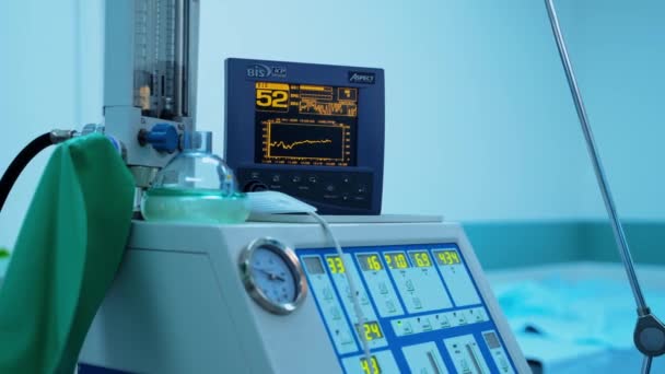 クリニックの現代医療機器 患者の状態のグラフィックを表示するモニター オペレーティングシアター プラスチック手術 クローズアップ — ストック動画