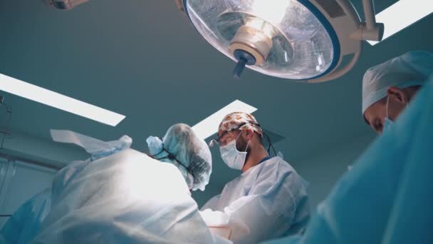 Chirurgia Plastyczna Grupa Lekarzy Mundurach Ochronnych Wykonująca Zabieg Pacjencie Nowoczesnej — Wideo stockowe