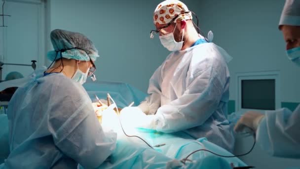 Profesjonalny Chirurg Asystent Nowoczesnym Szpitalu Zespół Chirurgiczny Mundurze Medycznym Przeprowadza — Wideo stockowe