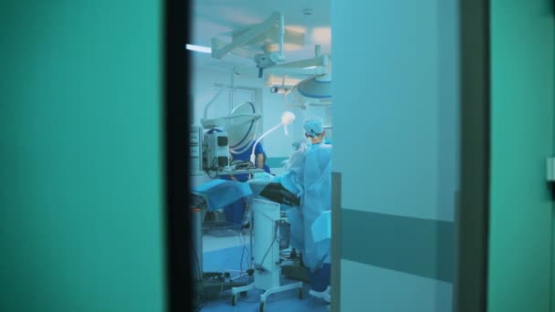 Хирургический Процесс Операционной Современное Оборудование Клинике Вид Окна Двери Операционном — стоковое видео