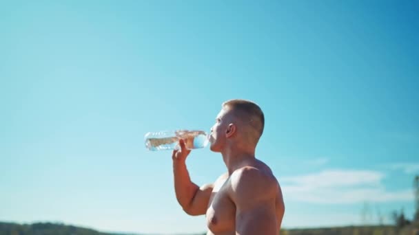 Deportista Muscular Con Una Botella Agua Aire Libre Joven Atleta — Vídeo de stock