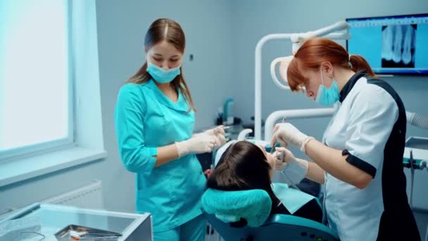 Paciente Consultório Dentista Estomatologista Feminino Juntamente Com Assistente Uniforme Médico — Vídeo de Stock