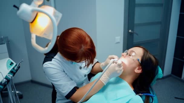 Ιατρική Διαδικασία Στην Οδοντιατρική Νεαρή Γυναίκα Προστατευτικά Γυαλιά Οδοντιατρική Καρέκλα — Αρχείο Βίντεο