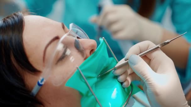 Das Gesicht Einer Patientin Während Einer Zahnbehandlung Junge Frau Schutzbrille — Stockvideo
