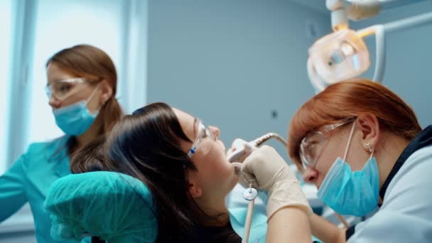 Zahnärztliche Orale Verfahren Der Zahnmedizin Stomatologin Und Eine Krankenschwester Masken — Stockvideo