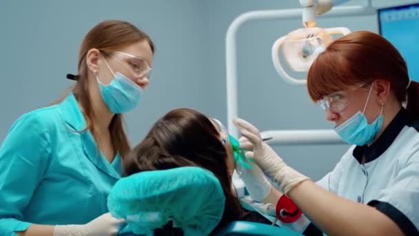 Stomatoloog Verpleegkundige Tijdens Tandbehandeling Vrouwelijke Tandarts Die Tanden Trakteert Een — Stockvideo