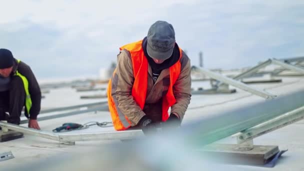 전지판을 기초를 건설하는 기술자 노동자는 지붕에 새로운 농장을 — 비디오