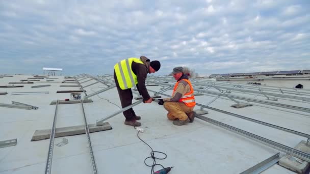 Arbeiter Bauen Metallfundamente Unter Blauem Wolkenverhangenem Himmel Zwei Ingenieure Uniform — Stockvideo