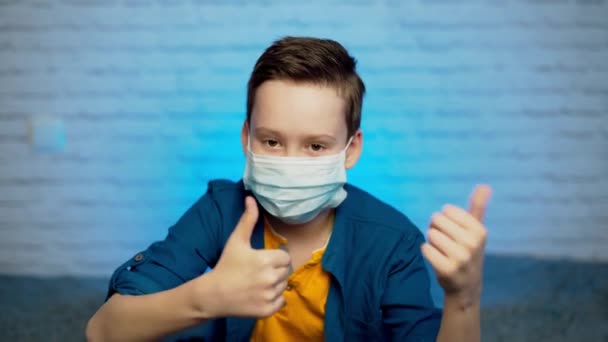 Dziecko Kciukiem Masce Ochronnej Koncepcja Ochrony Koronawirusa Zatrzymać Koronawirusa Zostań — Wideo stockowe