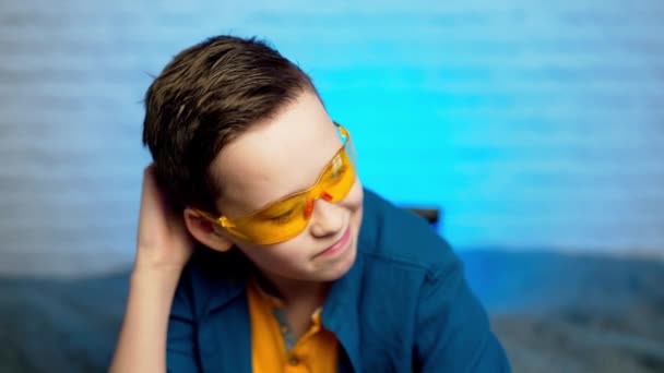 Młody Chłopiec Jako Lekarz Noszący Okulary Ochronne — Wideo stockowe